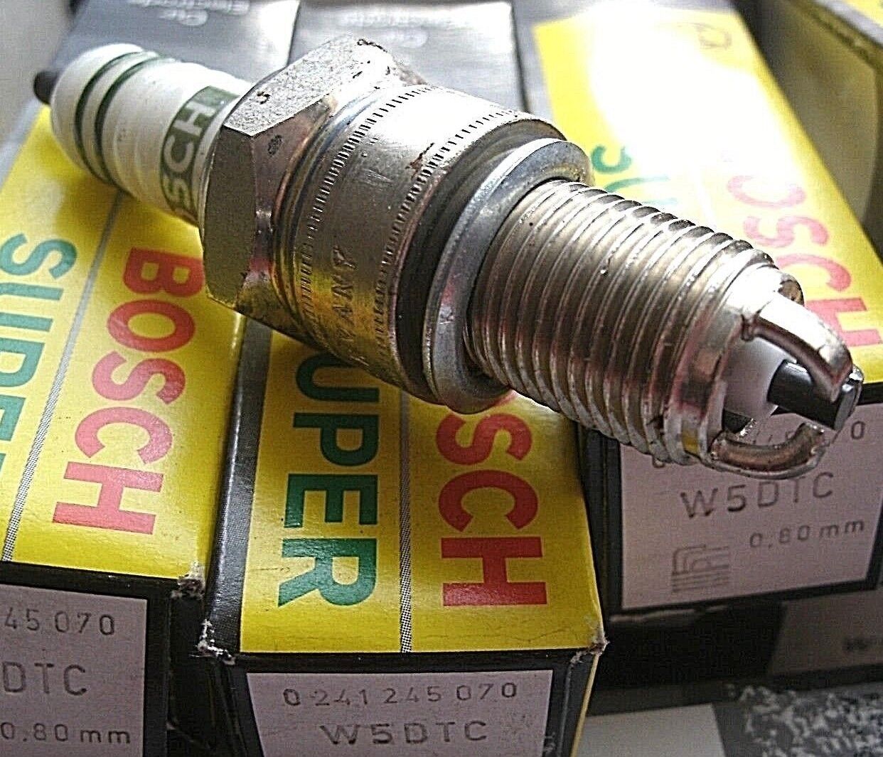 ONE PAIR OF NEW W5DTC Genuine Boxed Bosch Supper Spark Plugs 0241245070