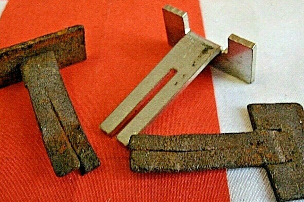 Rover P4 all models 1950 to 1964 One bonnet finishing strip fitting clip