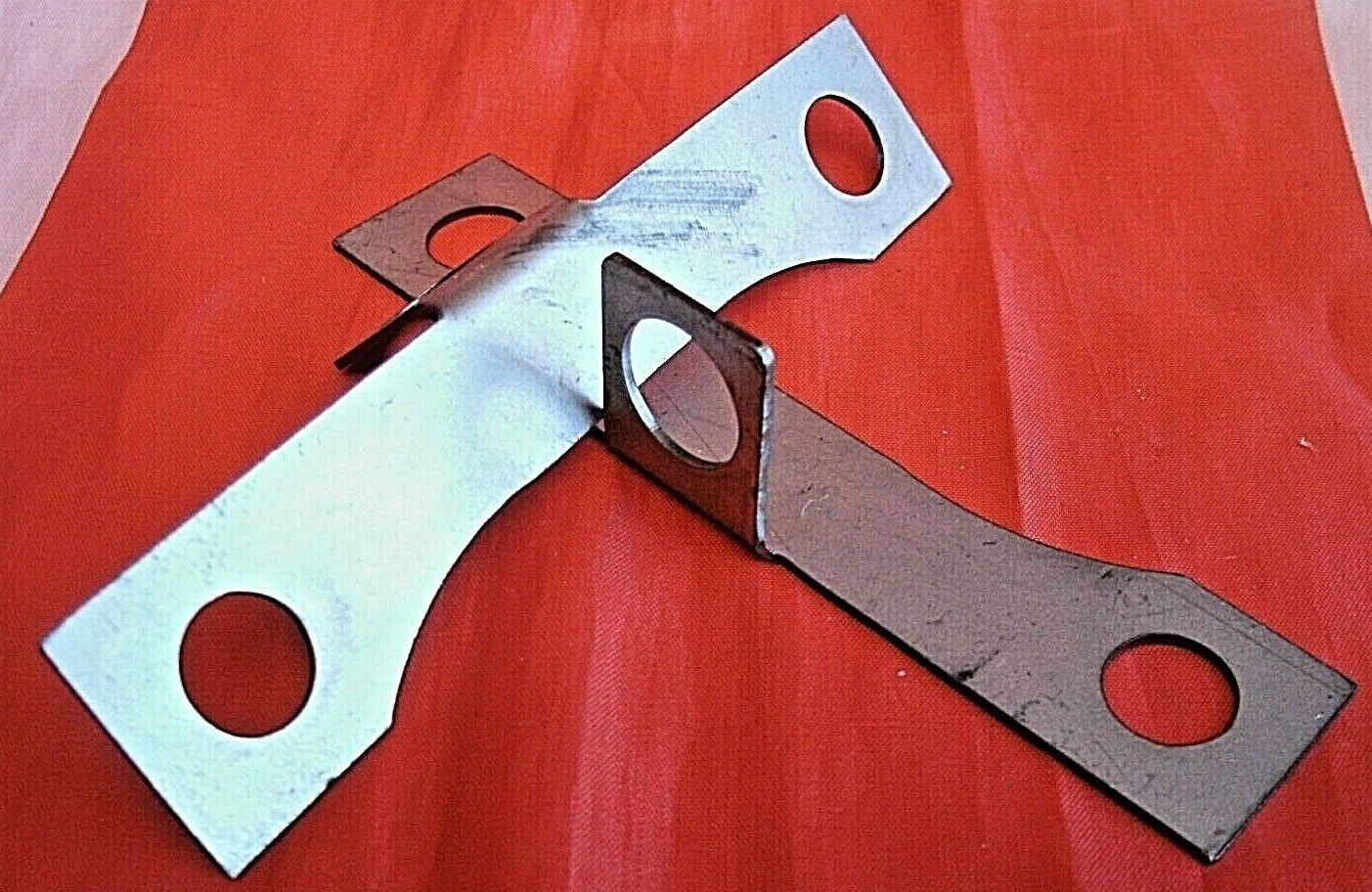 Rover SD1 Front Lower Suspension Steering Arm Lock Tabs Near & Off Side CRC438