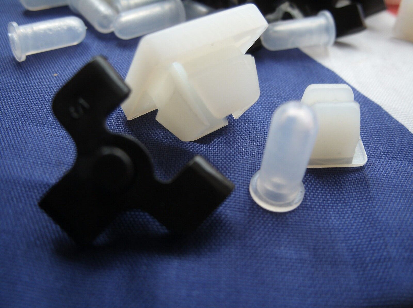 FORD GRANADA ONE NEW Set of Chrome wast line trim fixing Clips