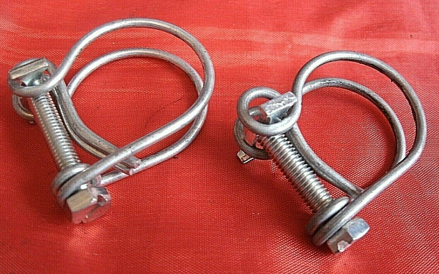 1 ROVER P5 3 LITRE OUTLET HOSE FROM WATER PUMP TO HEATER WITH 2 WIRE HOSE CLIP