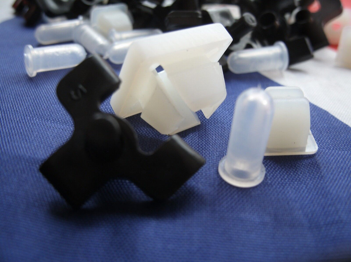 FORD GRANADA ONE NEW Set of Chrome wast line trim fixing Clips