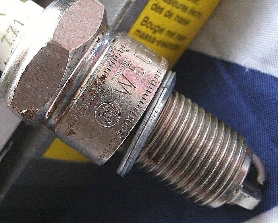 ONE PAIR OF NEW W5DTC Genuine Boxed Bosch Supper Spark Plugs 0241245070