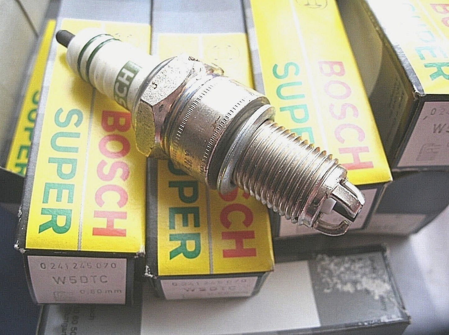 ONE PAIR OF NEW W5DTC Genuine Boxed Bosch Supper Spark Plugs 0241245070