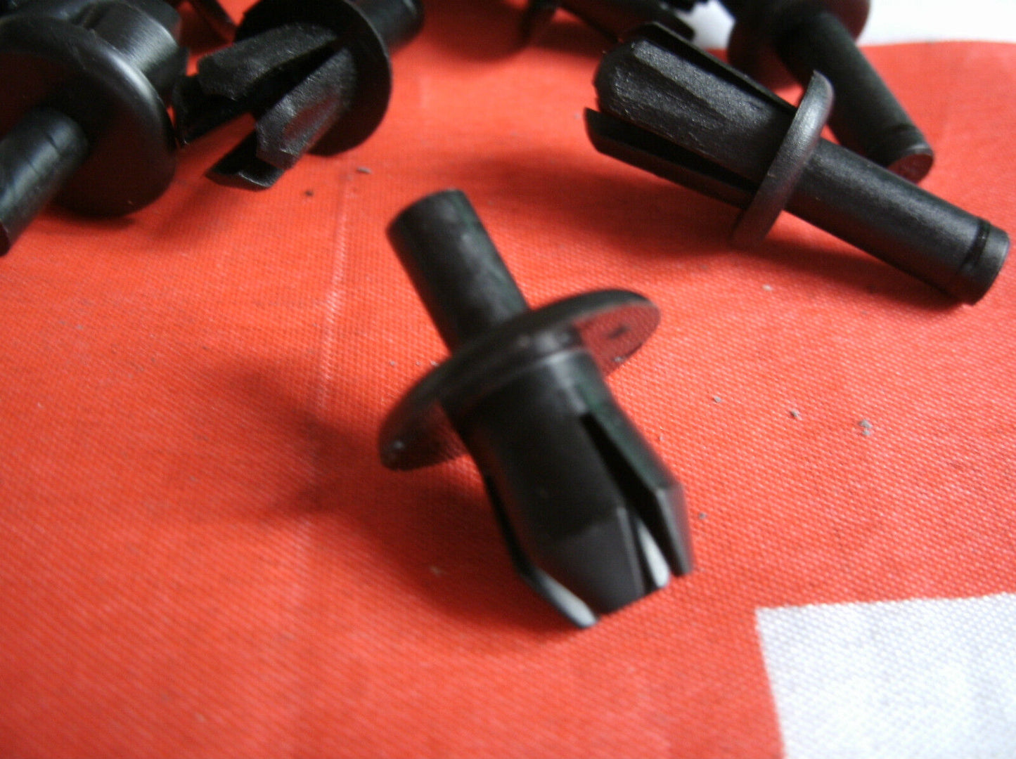 Classic Range Rover plastic plugs for the Outer sill Covers One Side.