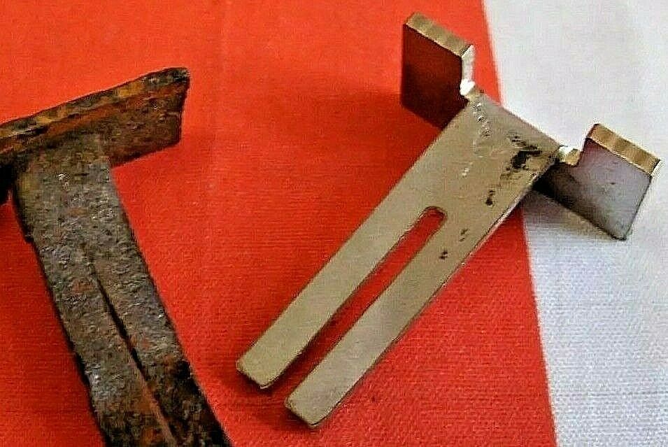 Rover P4 all models 1950 to 1964 One bonnet finishing strip fitting clip