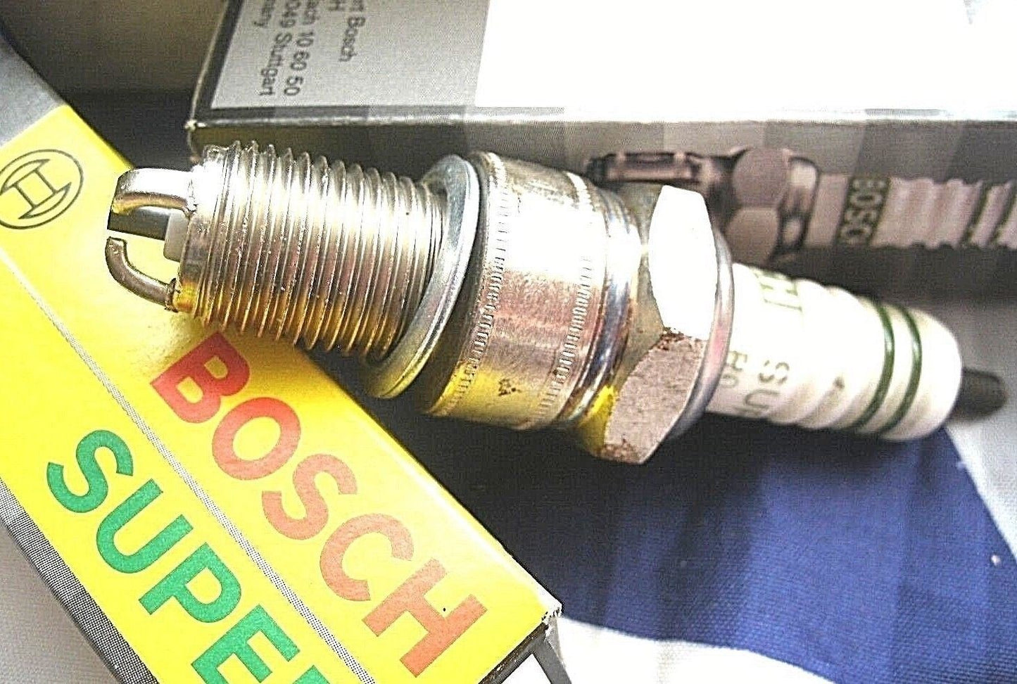 ONE PAIR OF NEW W5DTC Genuine Boxed Bosch Supper Spark Plugs 0241245070