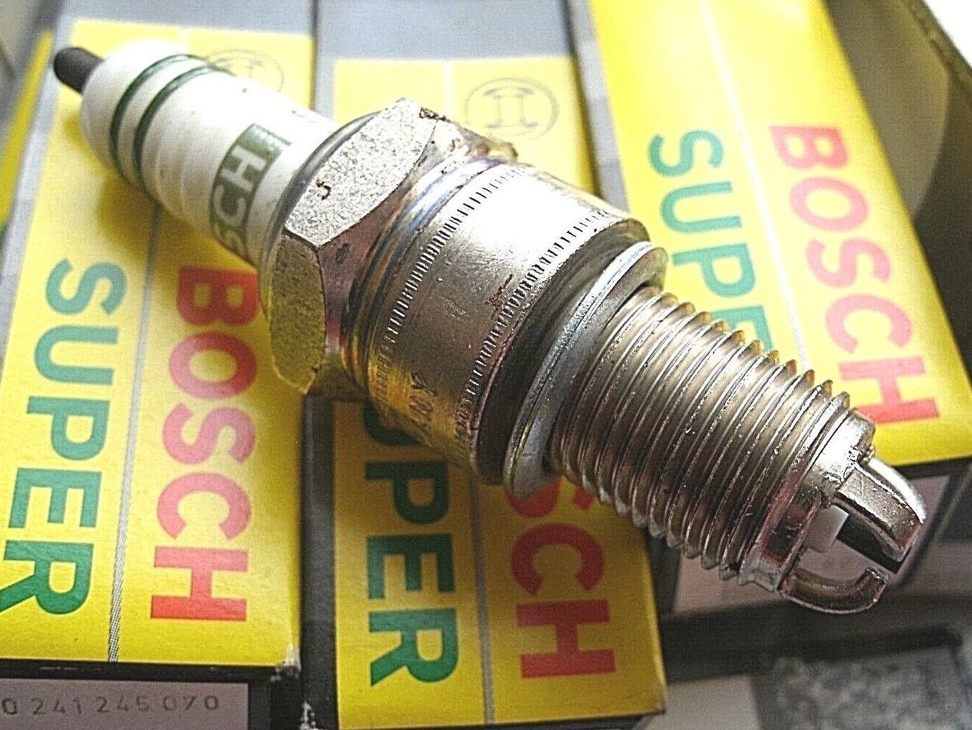 ONE PAIR OF NEW W5DTC Genuine Boxed Bosch Supper Spark Plugs 0241245070