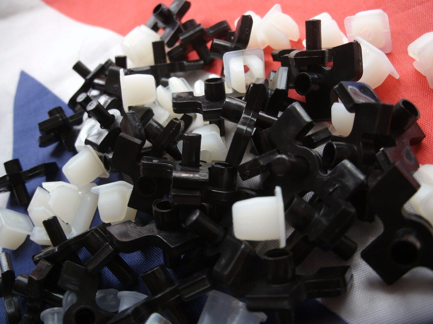 FORD GRANADA ONE NEW Set of Chrome wast line trim fixing Clips