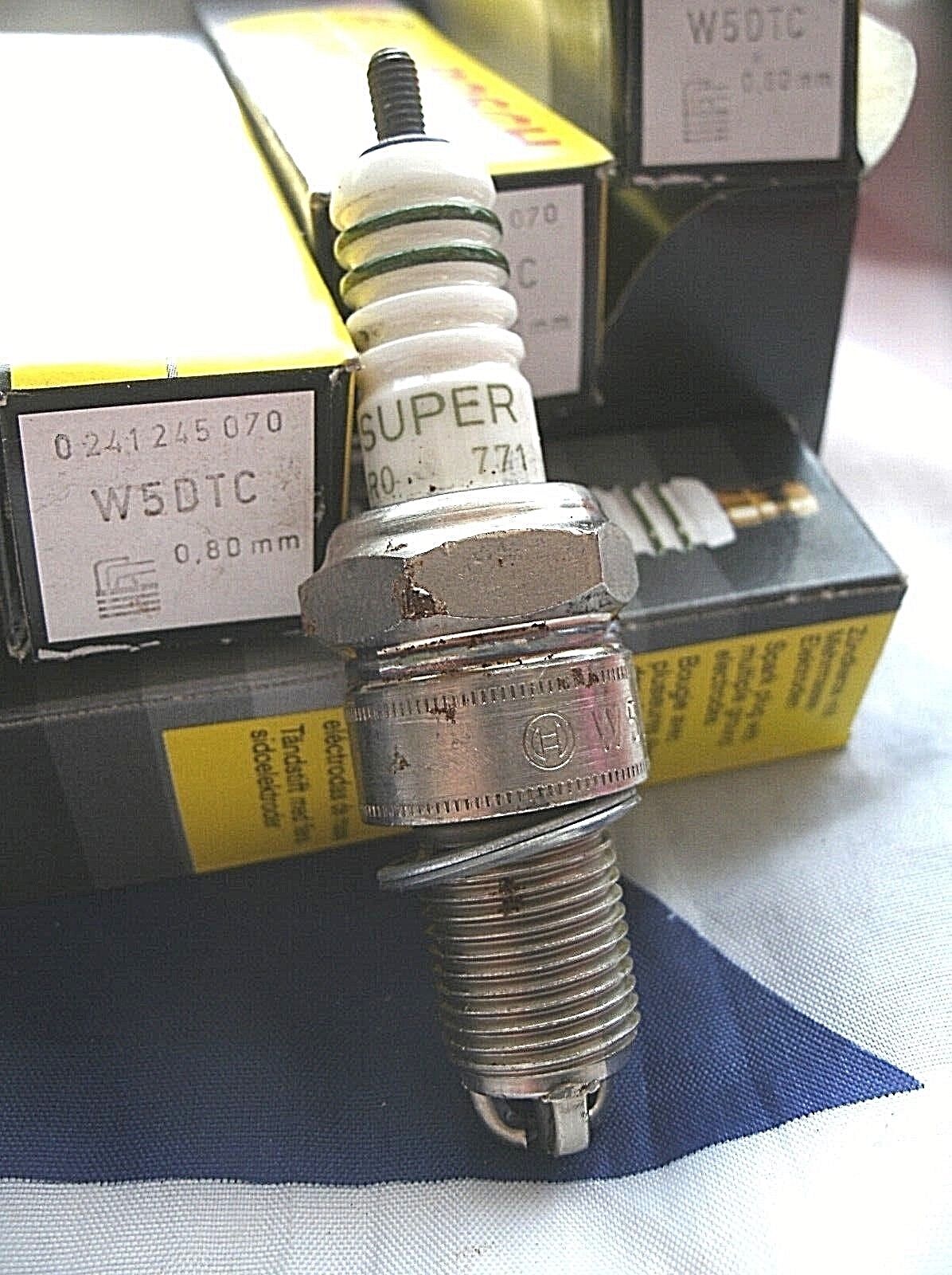 ONE PAIR OF NEW W5DTC Genuine Boxed Bosch Supper Spark Plugs 0241245070