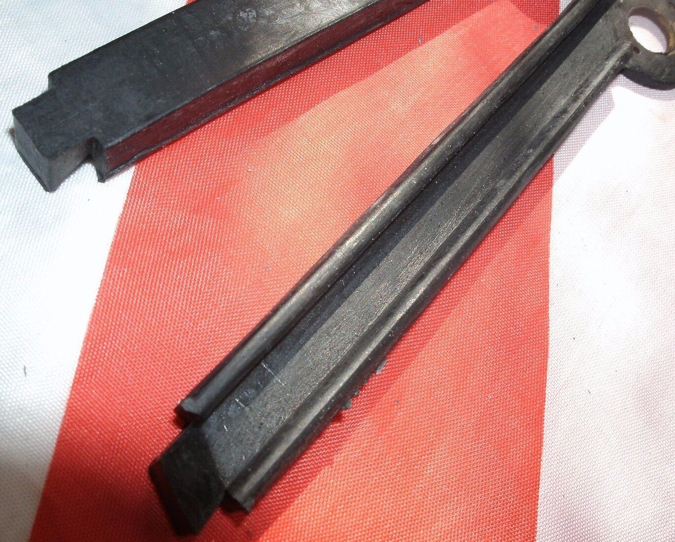 ROVER V8 3500 SD1 LAND & RANGE ROVER VALVE STEM OIL SEALS KIT OF 4 ONE HEAD ONLY
