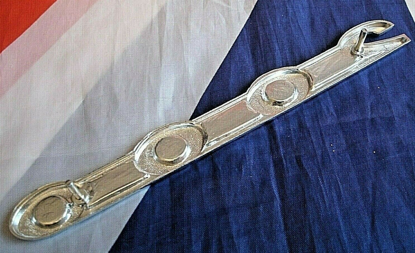 1 NOS Rover P6 2000 Motif Plaque Badge Boot or Wing With 2 Frictice Fitting Bush