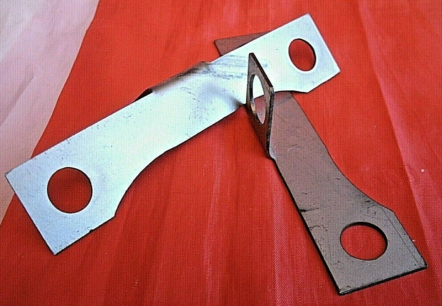 Rover SD1 Front Lower Suspension Steering Arm Lock Tabs Near & Off Side CRC438