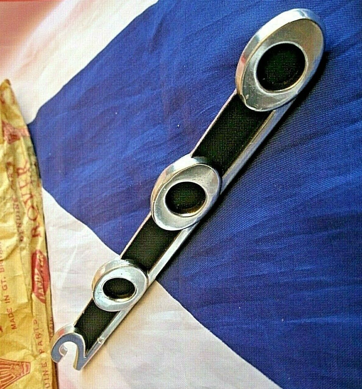 1 NOS Rover P6 2000 Motif Plaque Badge Boot or Wing With 2 Frictice Fitting Bush