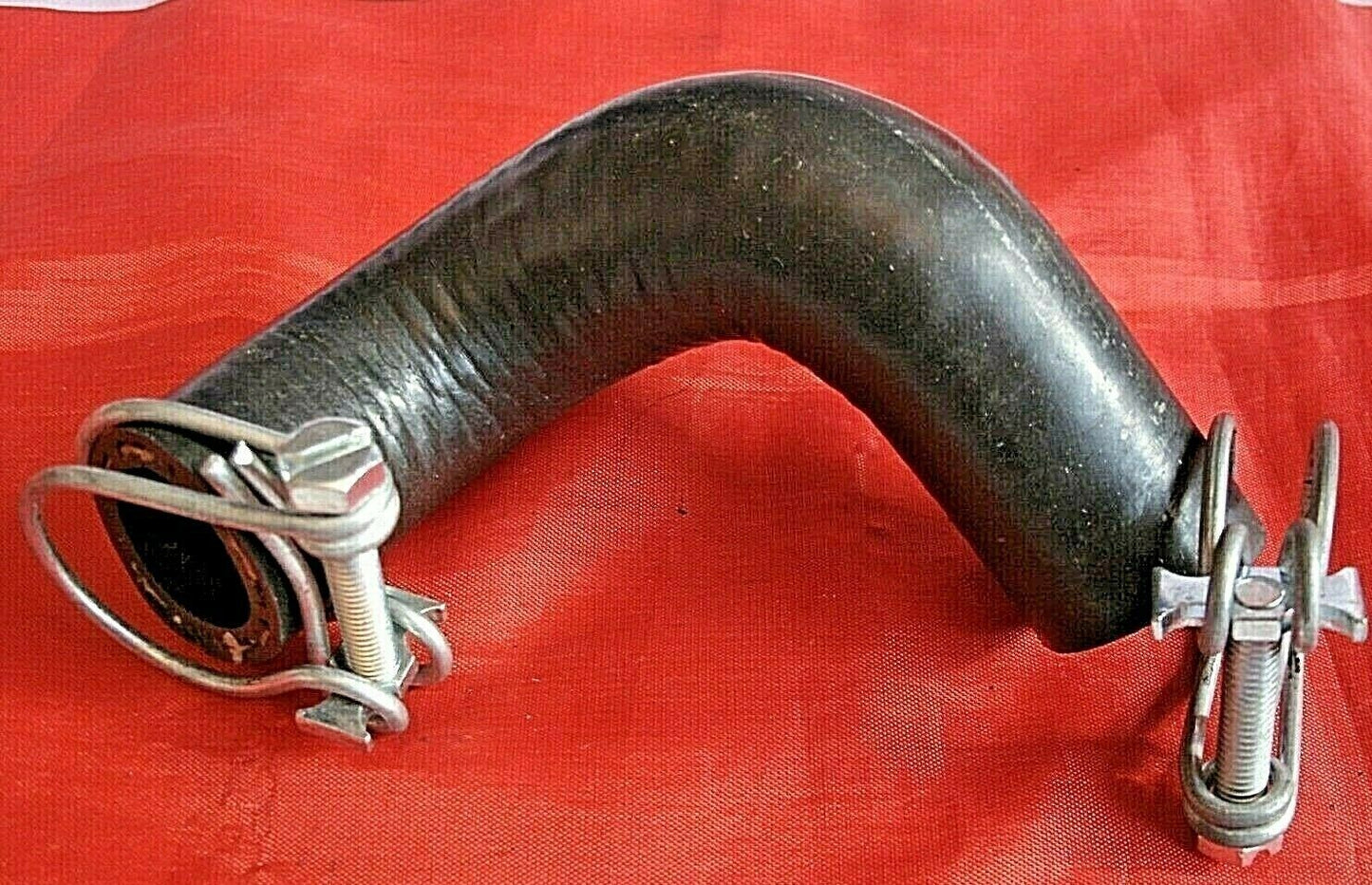 1 ROVER P5 3 LITRE OUTLET HOSE FROM WATER PUMP TO HEATER WITH 2 WIRE HOSE CLIP