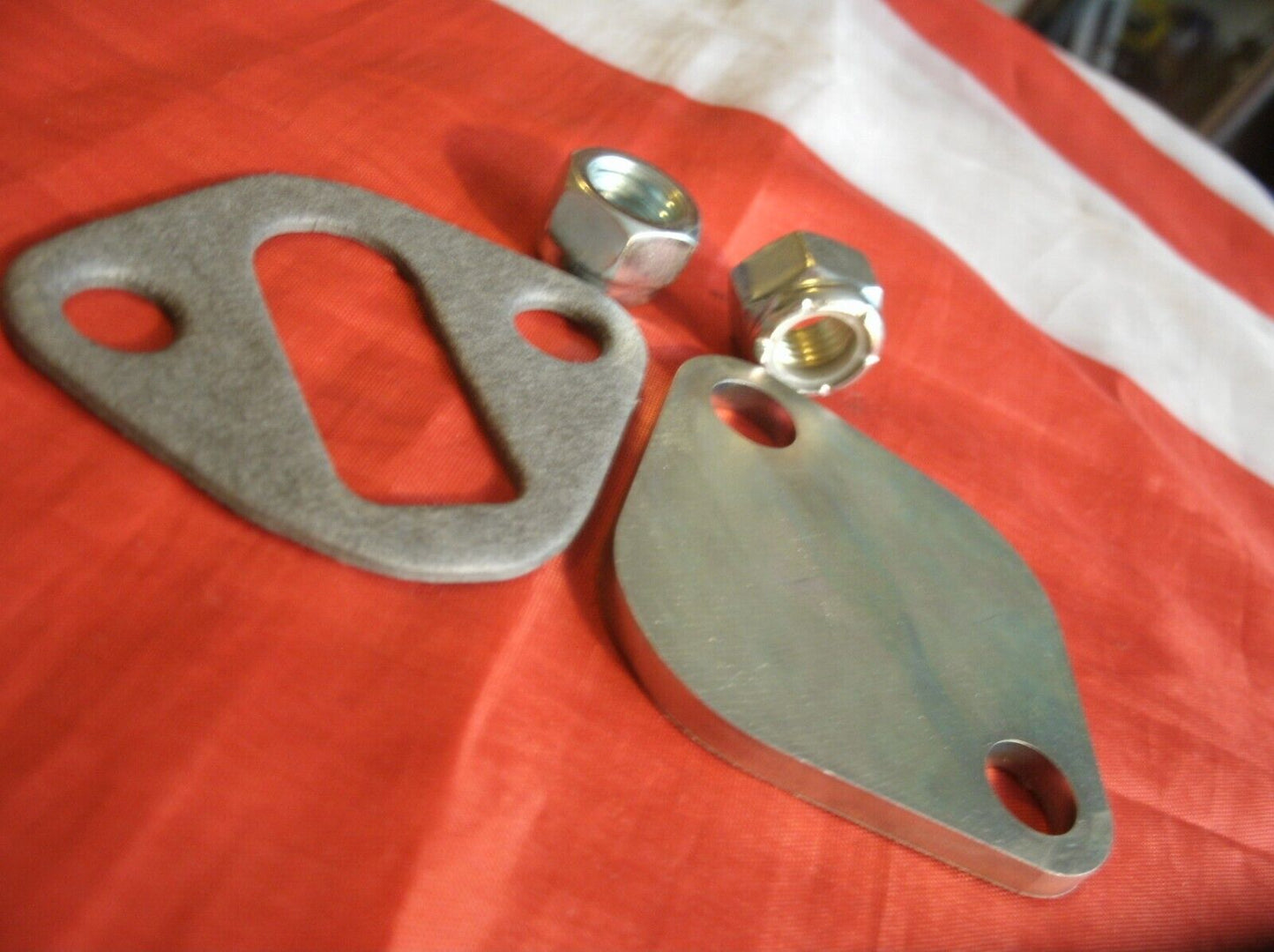New Rover P4 80 1959 to 1962 Petrol Pump Blanking Plate Kit Gasket & Lock nuts.