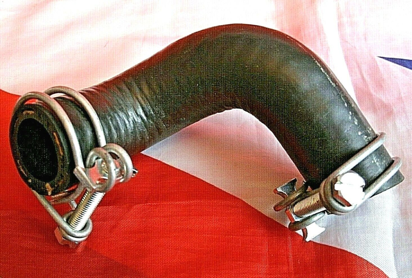 1 ROVER P5 3 LITRE OUTLET HOSE FROM WATER PUMP TO HEATER WITH 2 WIRE HOSE CLIP