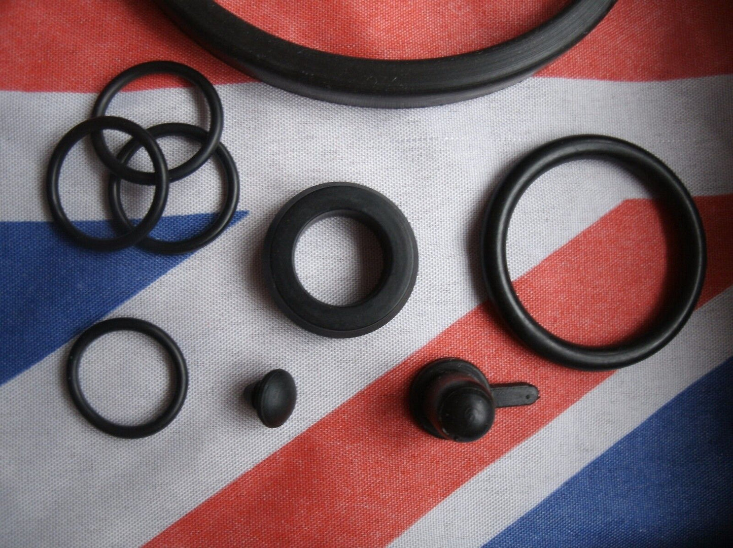 ROVER P6 2000 2200 3500s SP2538 REAR BRAKE CALIPER CAR SEAL KIT1966 to 1977