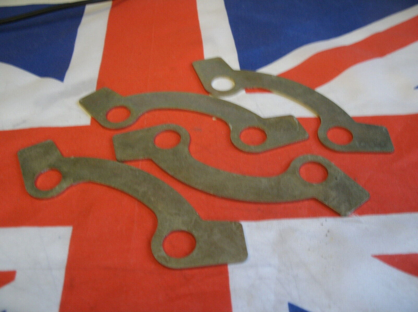 ROVER P6 V8 EARLY MODELS FRONT BRAKE CALIPER  LOCK TABS PAIR 2