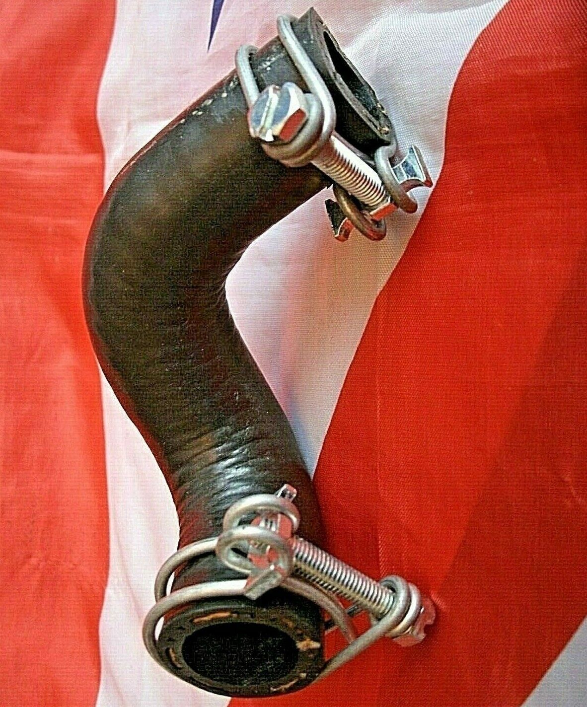 1 ROVER P5 3 LITRE OUTLET HOSE FROM WATER PUMP TO HEATER WITH 2 WIRE HOSE CLIP