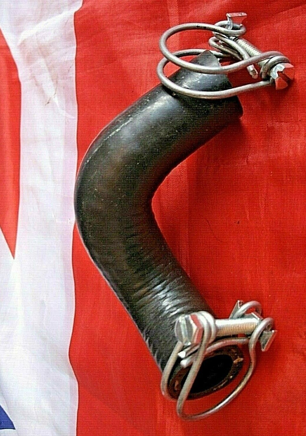 1 ROVER P5 3 LITRE OUTLET HOSE FROM WATER PUMP TO HEATER WITH 2 WIRE HOSE CLIP