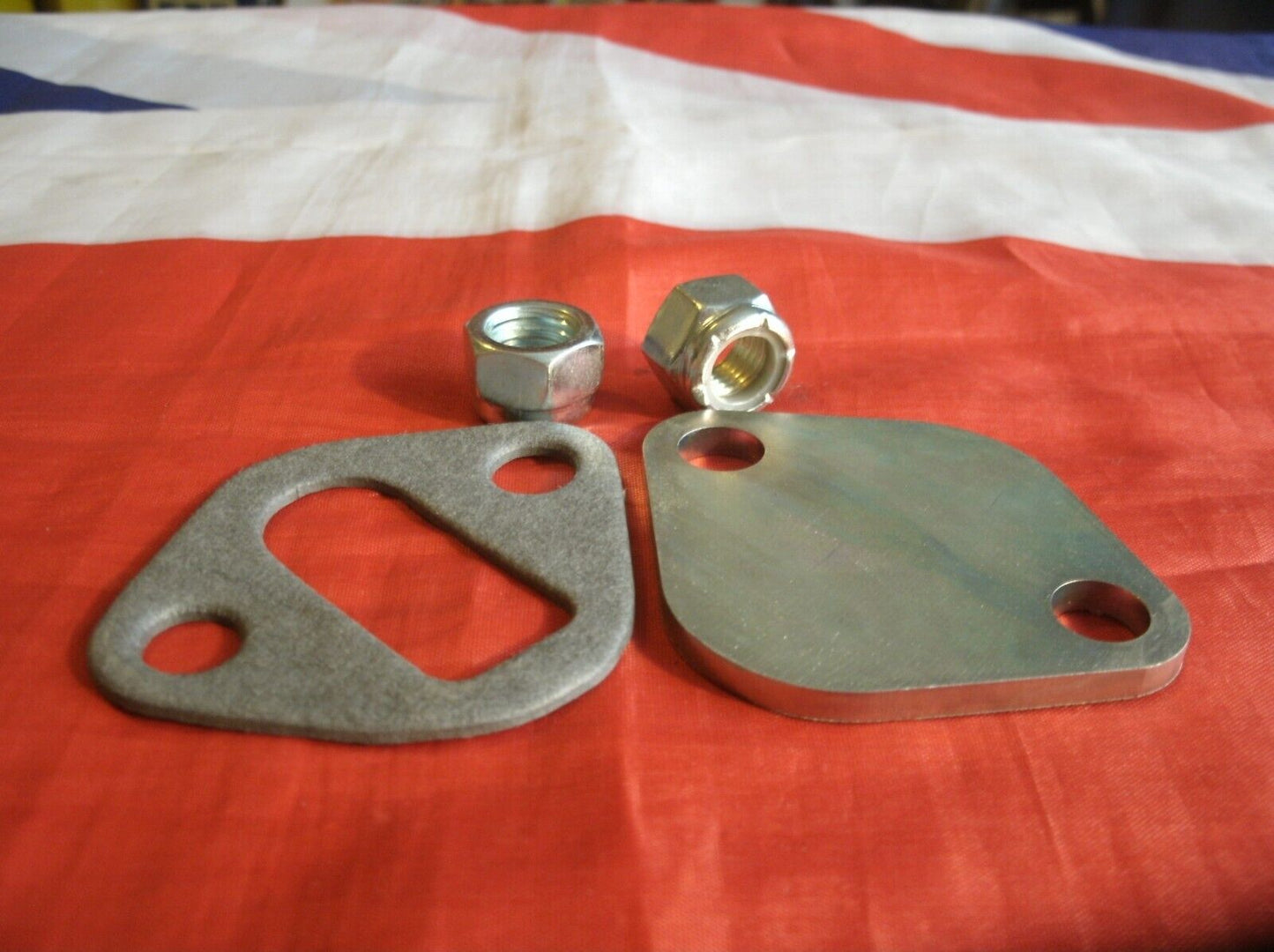 New Rover P4 80 1959 to 1962 Petrol Pump Blanking Plate Kit Gasket & Lock nuts.